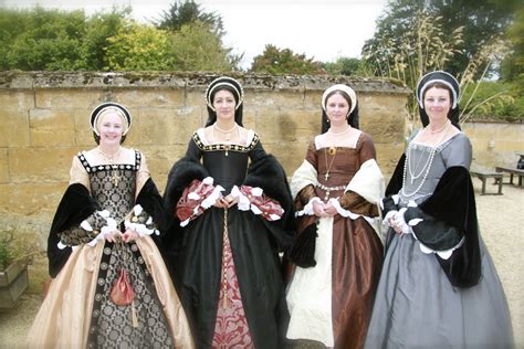 tudor era dress codes.